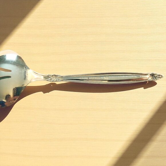 Wm Rogers 1847 Garland Sugar Sifter 6" - Picture 5 of 7